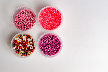 Grageas, perlas y granos comestibles para decorar postres.