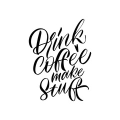 Obraz premium Drink coffee make stuff. Calligraphy style quote. Graphic design lifestyle lettering. Handwritten lettering design elements for cafe decoration and shop advertising.