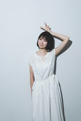 白いワンピースの女性