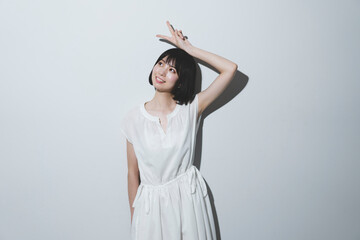 白いワンピースの女性