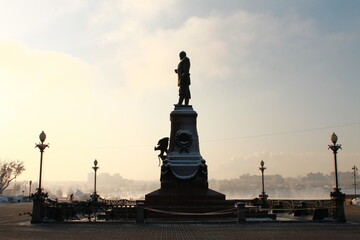 Fototapeta na wymiar statue in the square in winter