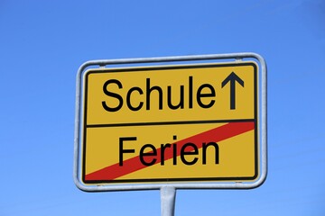 Symbolbild: Ortsausgangsschild mit dem Schriftzug Ferien / Schule