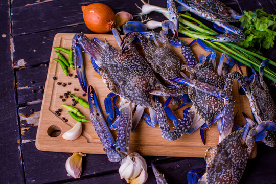 Raw Blue Swimming Crab Or Caught Flower Crab Ready To Cook. Prepare To Cook On The Cutting Board And Seasoning.