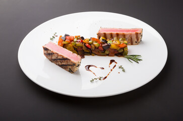 Prepared tuna steaks with vegetables