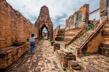 Naklejka premium Background of old Buddha statues at Nakorn Luang castle Ayutthaya of Thailand, has beautiful sculptures and is worth preserving for future generations to study its history.