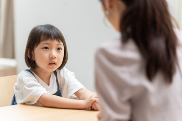 お母さんに相談をする女の子