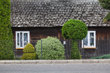 Stary, tradycyjny, drewniany, wiejski dom. © AP-STUDIO
