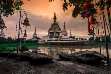 Obraz premium The background of an important tourist attraction in Khon Kaen Province (Wat Thung Setthi) is a large pagoda in the middle of a swamp, tourists always come to see the beauty in Thailand