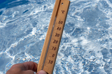 Thermometer mit Wasser Hintergrund - Sommer