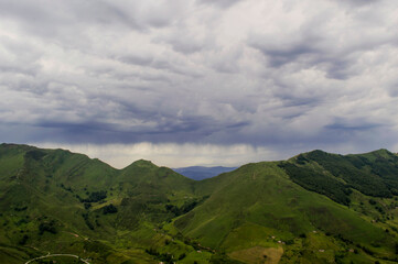 Fototapeta na wymiar Paisaje de montaña en un día nublado