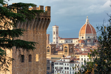 Obraz premium Firenze. Veduta con torre verso il Campanoie di Giotto e la Cupola del Brunelleschi.