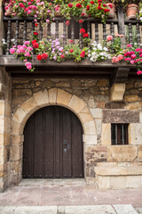 Fototapeta na wymiar puerta de madera, detalle frontal de la fachada de la casa de un pueblo