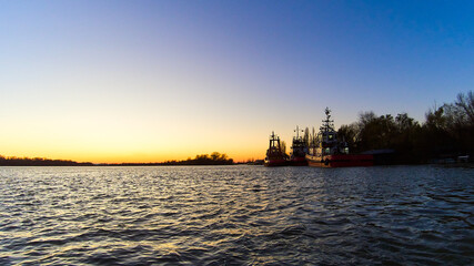 Obraz premium Ships near the pier in the evening on the Danube River