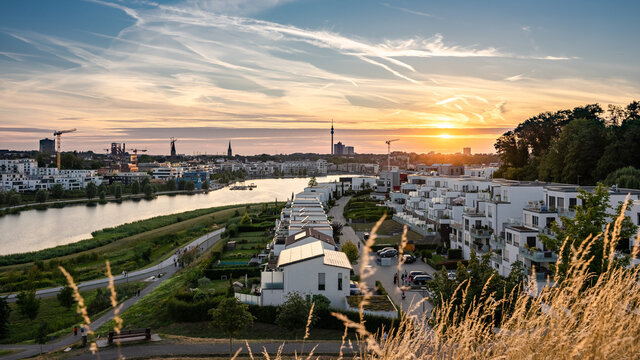 Ph&ouml;nixsee und Skyline Dortmund im Sonnenuntergang