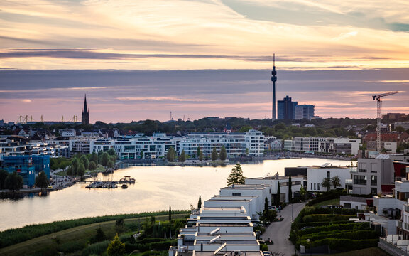 Ph&ouml;nixsee und Skyline Dortmund im Sonnenuntergang