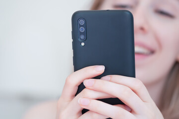 Junge Frau telefoniert und lächelt, Close up
