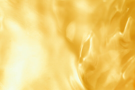 金色の液体・水・テクスチャ。スキンケア・美容や健康イメージ。	