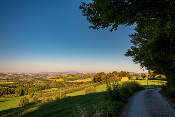 Obraz premium Beautiful sunrise in the countryside of Marche in a summer morning