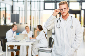 Obraz premium Junger Mann als Facharzt mit Kompetenz