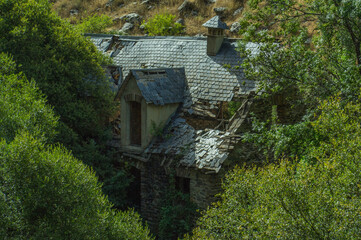 Fototapeta na wymiar dom ruina dachówki drzewa kamień góry