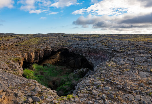 Island Vulkan Thrihnukagigur Volcano Bl&aacute;fj&ouml;ll Hafnarfj&ouml;r&eth;ur Iceland Panorama Lavafeld Landschaft Tunnel Einsturz Weite Geologie Inside the Volcano Abenteuer Krater Aussicht Wanderung Eruption Wildnis 