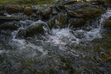 woda czysta źródło rzeka kamienie 