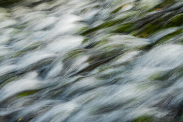 Wasserfall Wischer Wellen Dynamik Spritzer Rauschen Detail Reflektion Kaskade Tropfen Bach Langzeitbelichtung Bewegung Fluss fließen Hintergrund H2O Struktur Dynamik rauschen