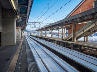 Fototapeta premium 冬の浦佐駅。在来線ホーム。2月