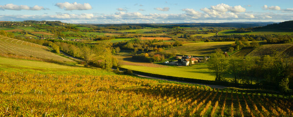 Panoramique la vallée de Vézelay (89450), L'Yonne en Bourgogne-Franche-Comté, France