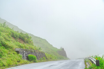 【志賀草津高原道路】霧中の幻想的な道路