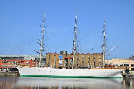 Grand trois m&acirc;ts Duchesse Anne amarr&eacute; &agrave; quai devant le mus&eacute;e de la marine de Dunkerque