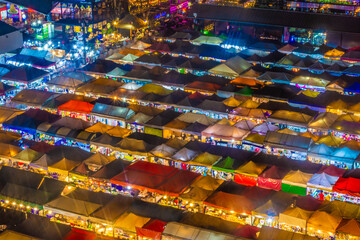 Obraz premium BANGKOK, THAILAND, 14 JANUARY 2020: Aerial view of the colorful Ratchada Train Night Market aby night