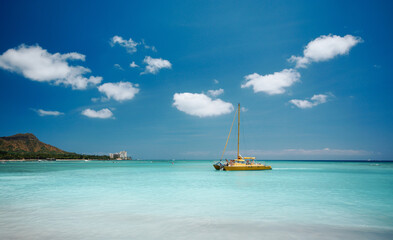 Obraz premium ハワイ・ワイキキビーチと観光船