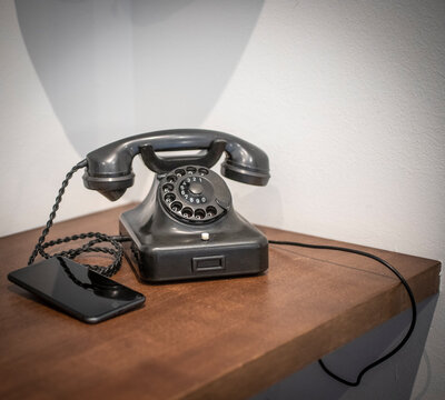 Smartphone neben altem Telefon mit W&auml;hlscheibe