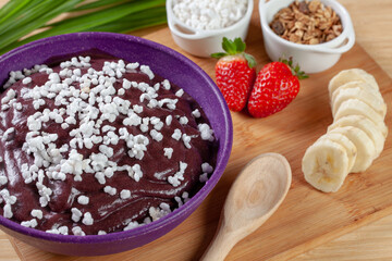 açaí with banana on the decorated table