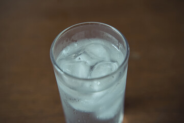 氷水の入ったガラスのコップ