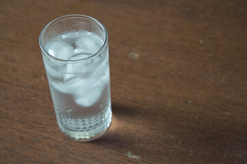 氷水の入ったガラスのコップ