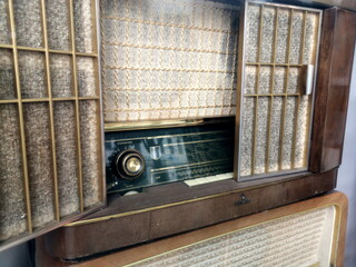 Altes Radio Gerät im Design der Fünfzigerjahre in einem Schaufenster in der Zimmerstraße in der...