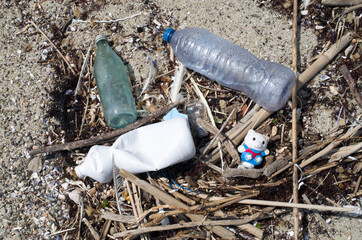 Obraz premium Garbage dumped on the beach closeup