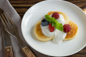 Cottage cheese pancakes, syrniki with fresh berries.