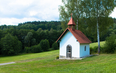 Obraz premium View from wine hiking trail to a small chapel, bavarian forest, Germany