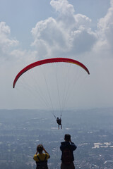 play paragliding extreme sport