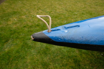 Bug Heck Spitze Kajak blau schwarz Kanadier Kanu Boot im Gras Transport