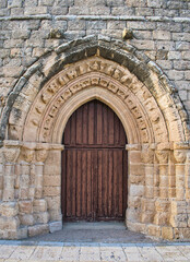 Fototapeta na wymiar Detalle arco romanico en la iglesia de Santa Maria del Castillo de Castronuño, Valladolid