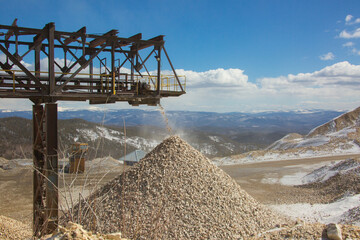 Quarry production of silicon. Minerals.