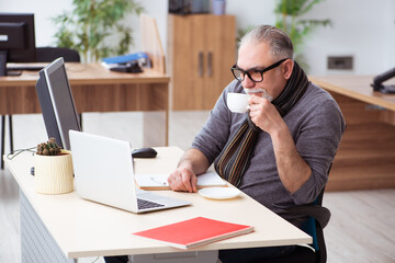 Obraz premium Old male employee working from house during pandemic