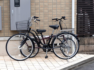 アパートの玄関に止めた自転車