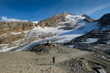 Persona che parte per una passeggiata e scalata in montagna sulle alpi