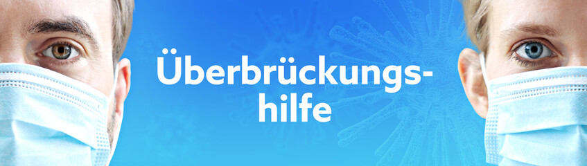 Überbrückungshilfe. Gesichter von Mann und Frau mit Mundschutz. Paar mit Maske vor blauen Hintergrund mit Text. Virus, Atemmaske, Corona