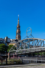 Blick von der Speicherstadt über die Brooksbrücke zur Hauptkirche St. Katharinen in Hamburg